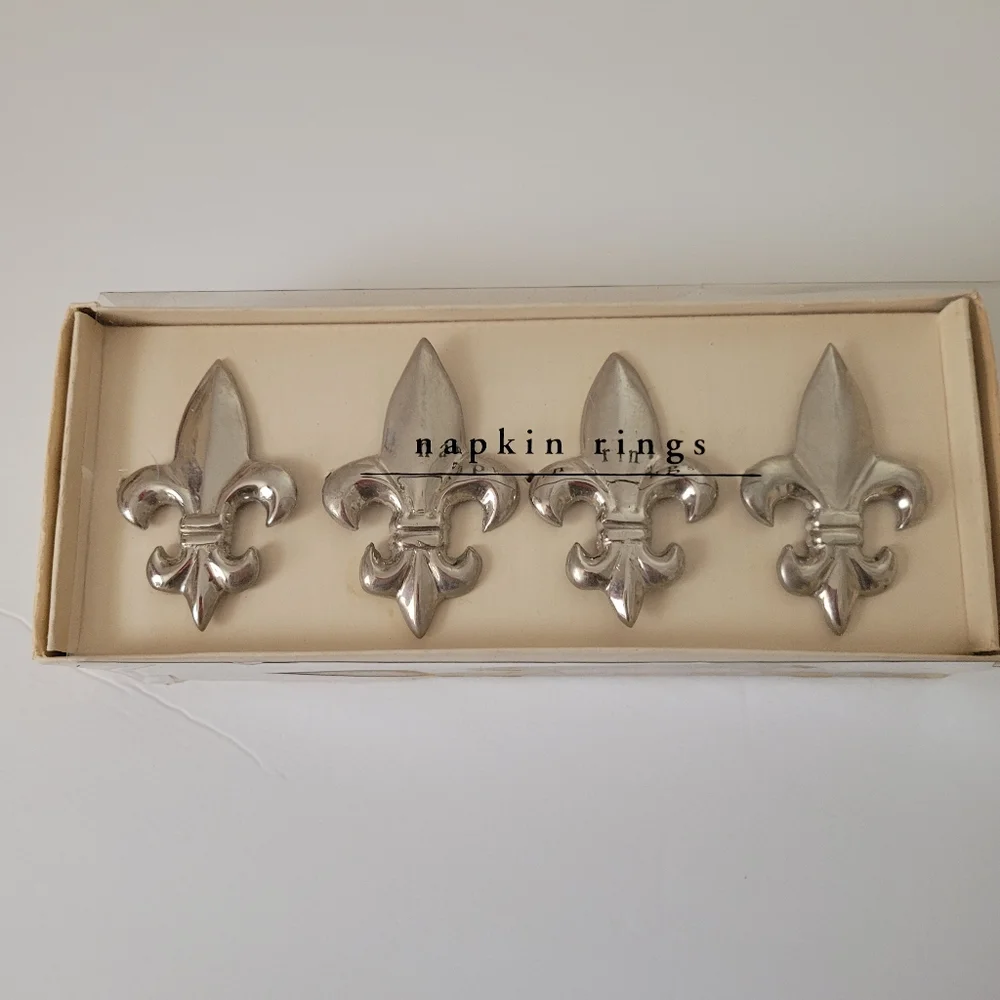 Pier 1 Imports set of 4 napkin rings